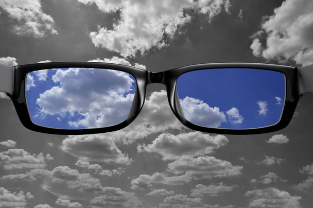 Вид сквозь очки облака в цвете
 - Фото, изображение