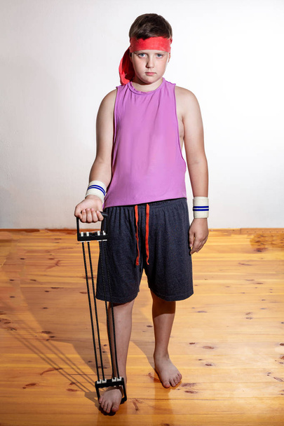 garçon trains biceps avec bande de résistance
 - Photo, image