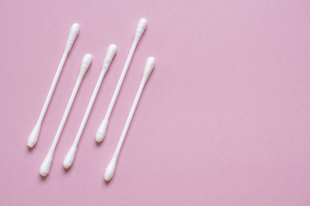 Flatlay white cotton buds for ears on pink with space for text.  - Foto, immagini