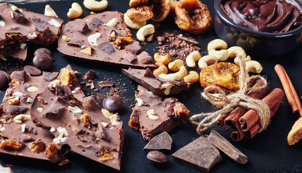 chocolate bar with dried figs and cashew - Zdjęcie, obraz