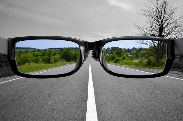 Blick durch die Brille geht die Straße über den Horizont - Foto, Bild