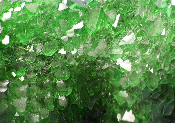 smaragdzöld gyöngyszem crystal kvarc ásvány geológiai háttér - Fotó, kép