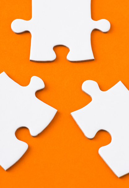 Pièces de puzzle blanc sur fond orange
 - Photo, image