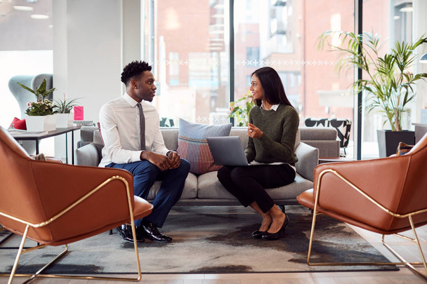 Businesswoman Interviewing Male Job Candidate In Seating Area Of Modern Office - Foto, immagini