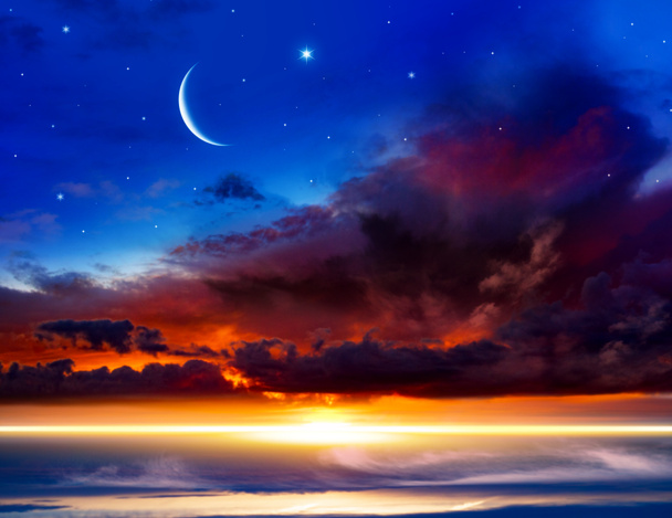 Mooie donkere pluizige bewolkte hemel met zonnestralen. Wassende maan met prachtige zonsondergang achtergrond. Royale Ramadan. Nieuwe maan. Gebedstijd.  - Foto, afbeelding