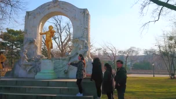 VIENNA, AUSTRIA - FEBRUARY 18, 2019: The tourists stand in queue at the Golden Strauss statue in City park to make selfies and pictures, on February 18 in Vienna. - Záběry, video