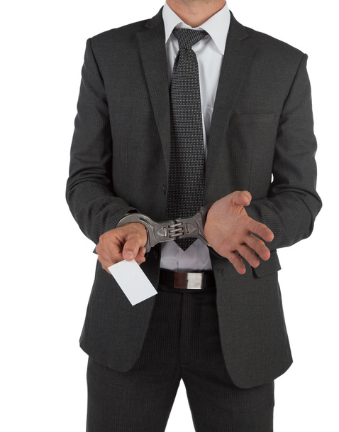 biznesmen w garnitur i kajdanki przekazanie karty - Zdjęcie, obraz