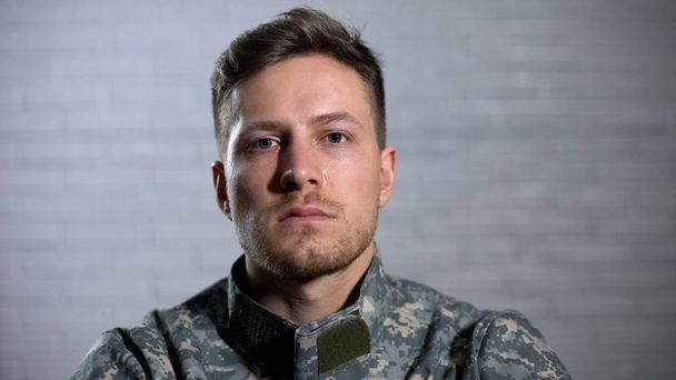 Crying male soldier looking at camera, military posttraumatic syndrome, problem - Фото, зображення