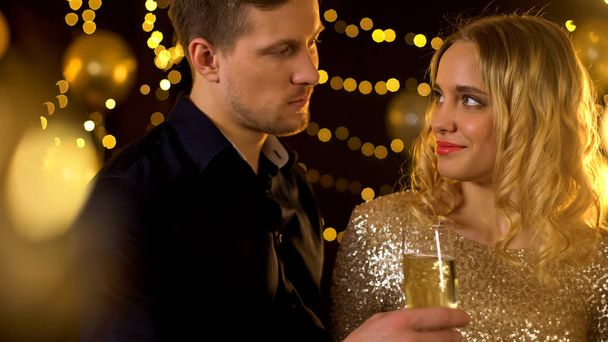 Knappe jonge man met wijn glas mooie vrouw, flirt bij Celebration Event - Foto, afbeelding