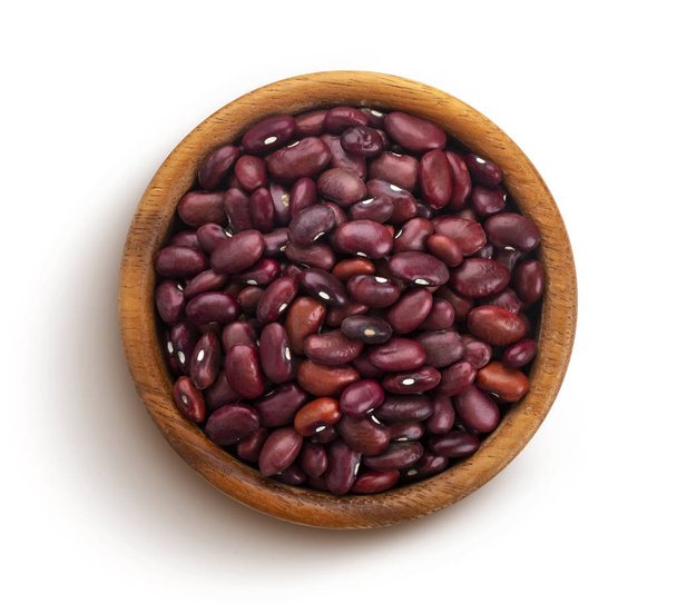 Červené fazole v dřevěné míse izolované na bílém pozadí - Fotografie, Obrázek