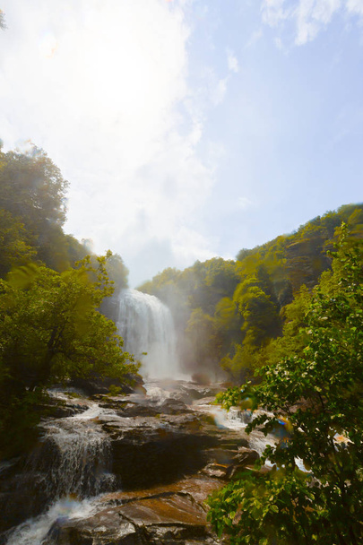 Cachoeiras Suuctu em Mustafa Kemal Pasa, Bursa, Turquia. Cachoeira bonita entre árvores, folhas verdes, rochas e pedras em floresta escondida com fundo de rio
. - Foto, Imagem