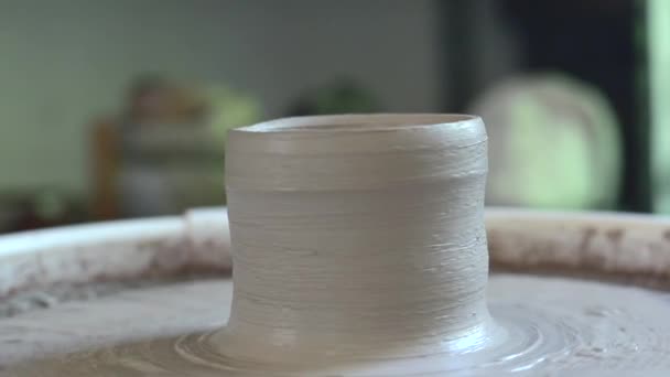 Uma xícara de pote de barro transformando a roda de oleiros Workshop sobre modelagem na roda de oleiros slow motion
 - Filmagem, Vídeo