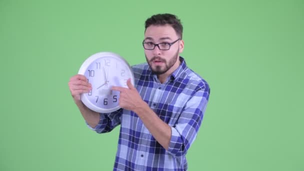 Divertente stressato giovane uomo hipster barbuto mostrando orologio e dicendo di fermarsi
 - Filmati, video