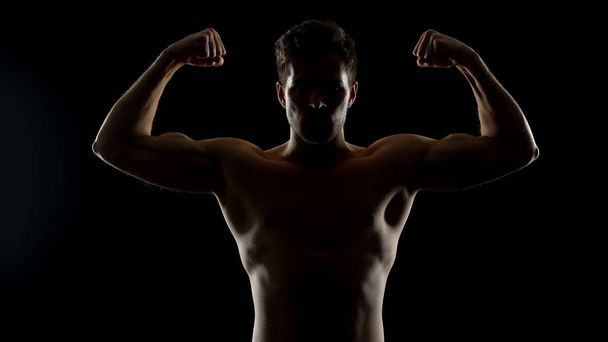 Silný mužský muž zobrazující biceps, kulturně náročné, sportovní - Fotografie, Obrázek