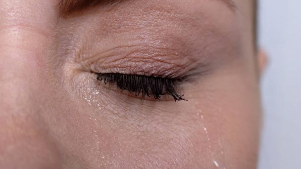 depressive Frau weint mit Tränen Nahaufnahme, überwältigenden Schmerz des Verlustes, Trauer - Foto, Bild