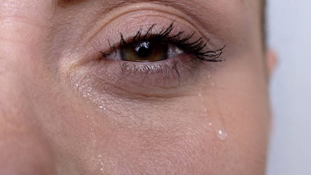 Kobieta płacz cierpiących sezonowe alergie, łzawienie, złe kosmetyki jakości - Zdjęcie, obraz