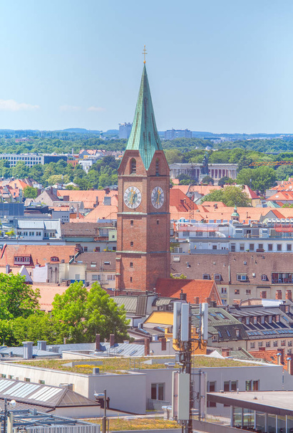 вид с воздуха на Мюнхен и шпиль в городе
  - Фото, изображение