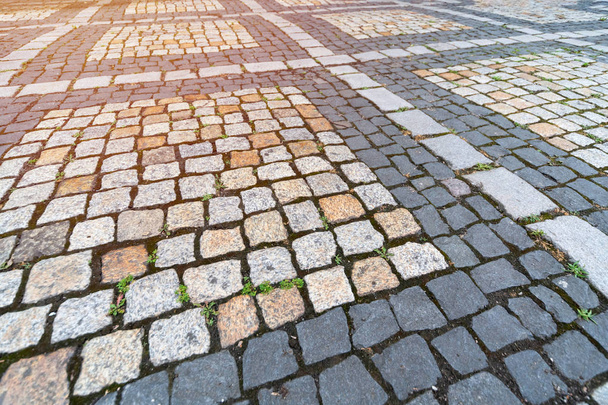 Παλιά σχέδια με πέτρες. Η υφή των αρχαίων γερμανικών λιθόστρωτων στο κέντρο της πόλης. Μικρά κεραμίδια από γρανίτη. Vintage γκρι στρώματα. - Φωτογραφία, εικόνα