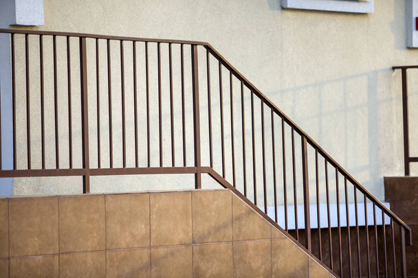 Σκυρόδεμα σκάλες που καλύπτονται με κεραμικά πλακίδια με Μεταλλικά κάγκελα o - Φωτογραφία, εικόνα