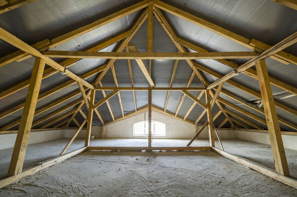 Σοφίτα κτηρίου με ξύλινα δοκάρια οροφής και  - Φωτογραφία, εικόνα