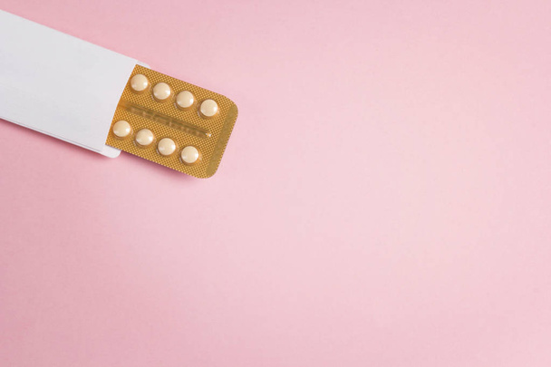 Female oral contraceptive pills blister with copy space on pink  - Foto, afbeelding