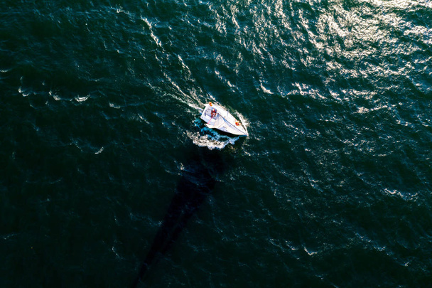 Barco à vela no mar - vista aérea
 - Foto, Imagem
