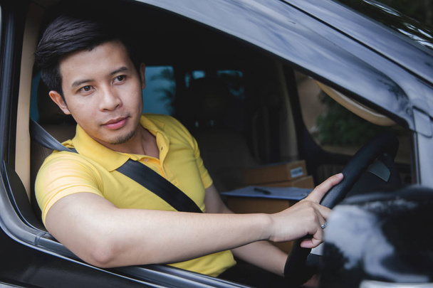 Muž s mladým asijským autem na dodávky balíků - Fotografie, Obrázek