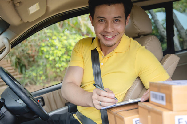 Joven asiático entrega hombre conducir van a entregar paquetes
 - Foto, Imagen