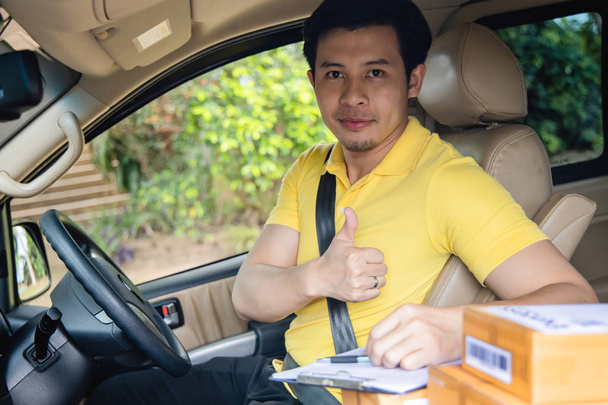 Joven asiático entrega hombre conducir van a entregar paquetes
 - Foto, Imagen