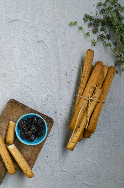 Grissini and olives (bread stick) - Foto, Bild