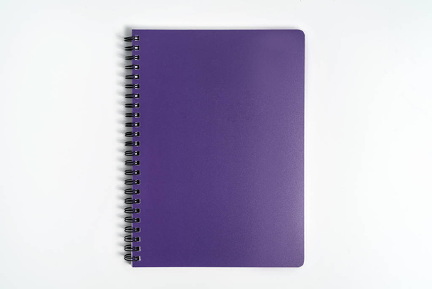 Üzleti koncepció-Top View gyűjteménye spirális Kraft notebook első, lila és fehér nyitott oldal izolált háttérben mockup - Fotó, kép
