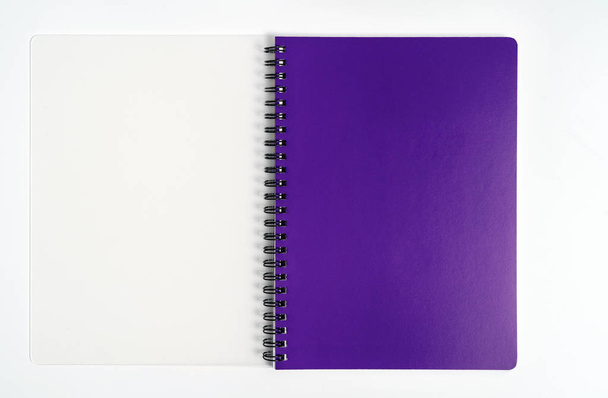 Business concept - Top view raccolta di spirale kraft notebook frontale, viola e bianco pagina aperta isolato su sfondo per mockup
 - Foto, immagini