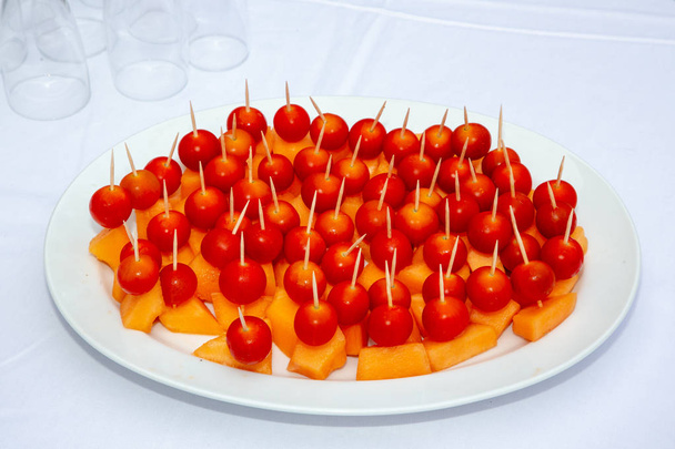 apéritifs sur la table buffet avec melon de tomate
 - Photo, image