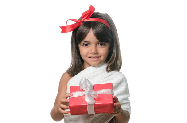 glückliches kleines Mädchen mit einem Geschenk auf weißem Hintergrund - Foto, Bild