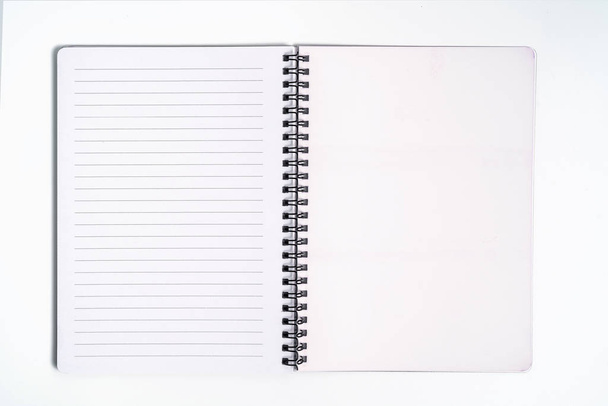 Бизнес-концепция - коллекция спиральной лицевой панели ноутбука, фиолетово-белой открытой страницы, изолированной на заднем плане для макета
 - Фото, изображение