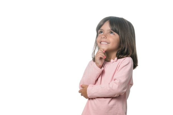 Retrato de una niña rubia pensativa sobre el fondo blanco
 - Foto, Imagen