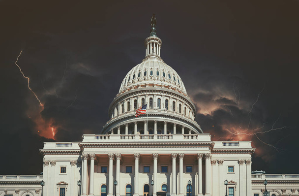 Шторм над зданием Капитолия продолжается несколькими ударами молнии Вашингтон, округ Колумбия, США
 - Фото, изображение