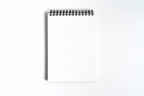 Notebook mock up com branco preto limpo para design e publicidade. Bloco de notas com mola cromada e modelo de espaço livre cópia. No fundo cinza
. - Foto, Imagem