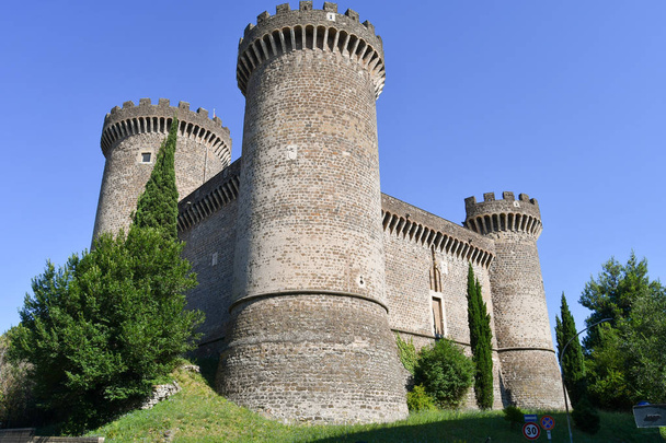 Castillo de Tivoli cerca de Roma en Italia
 - Foto, Imagen