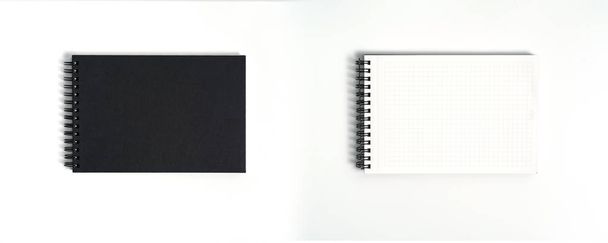 Notebook s čistým černým prázdným blokem pro návrh a reklamu. Poznámkový blok se šablonou chromované pružiny a volné místo kopírování Na šedém pozadí. - Fotografie, Obrázek