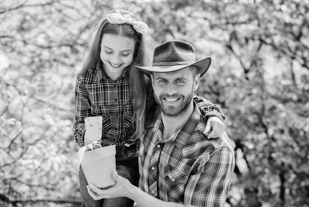 Flowers expert. ecology environment. soils and fertilizers. little girl and happy man dad. earth day. new life. family farm. agriculture. father and daughter on ranch. spring village country - Fotoğraf, Görsel