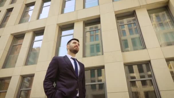 Happy businessman walking around city, successful and self-confident man on the background of a modern building. - Materiał filmowy, wideo