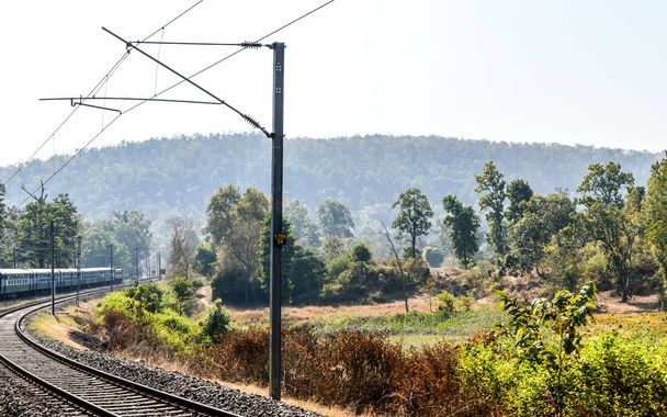 Zugfahrt in Indien auf den faszinierenden Eisenbahngleisen der Konkan-Bahn. malerischen Zug läuft in dichten Wäldern Seiten der westlichen Ghats in scharfen Kurven mit einem üppigen grünen Blick und schöne Landschaft. - Foto, Bild
