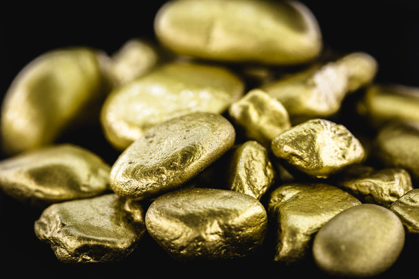 Goldnugget, große Nahaufnahme aus Goldstein, isoliert auf schwarzem Hintergrund. Konzept von Finanzen, Luxus oder Reichtum. - Foto, Bild