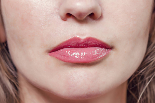 Γυναικεία χείλη με κόκκινο κραγιόν, ωραίο χαμόγελο σε κοντινό. Γυναικεία επούλωση - Φωτογραφία, εικόνα