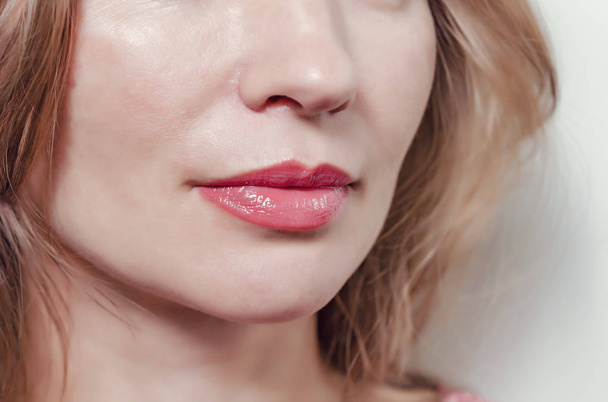 Labios femeninos con lápiz labial rojo, bonita sonrisa de cerca
. - Foto, imagen