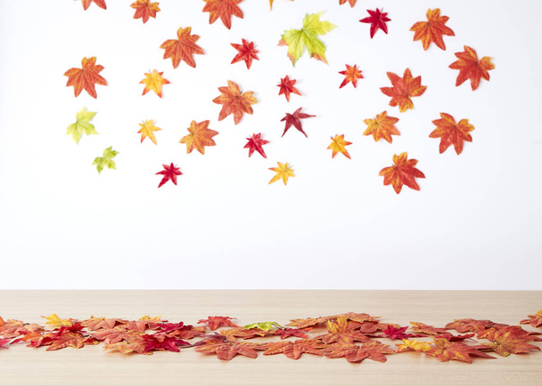 Hojas de arce de otoño en mesa de madera
 - Foto, Imagen