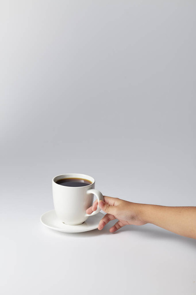 白いコーヒーを持つ手 - 写真・画像