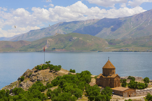 Panoramische foto van akdamar Island en surp Church (Akdamar Church). Een belangrijke religieuze plaats voor het Armeense volk - Foto, afbeelding