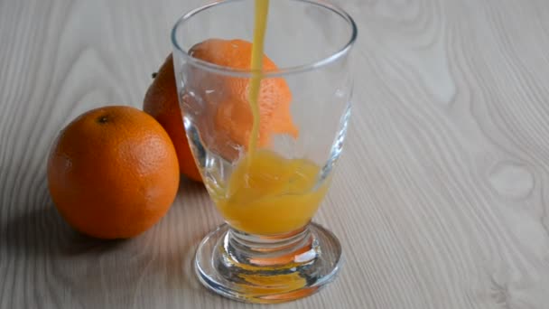 wypełnienie szklanki soku pomarańczowego - Materiał filmowy, wideo